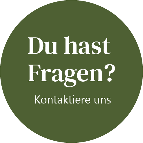 Green circular badge with white text saying 'Du hast Fragen? Kontaktiere uns', inviting users to contact us.